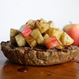 Raw Apple and Cinnamon Cheesecake